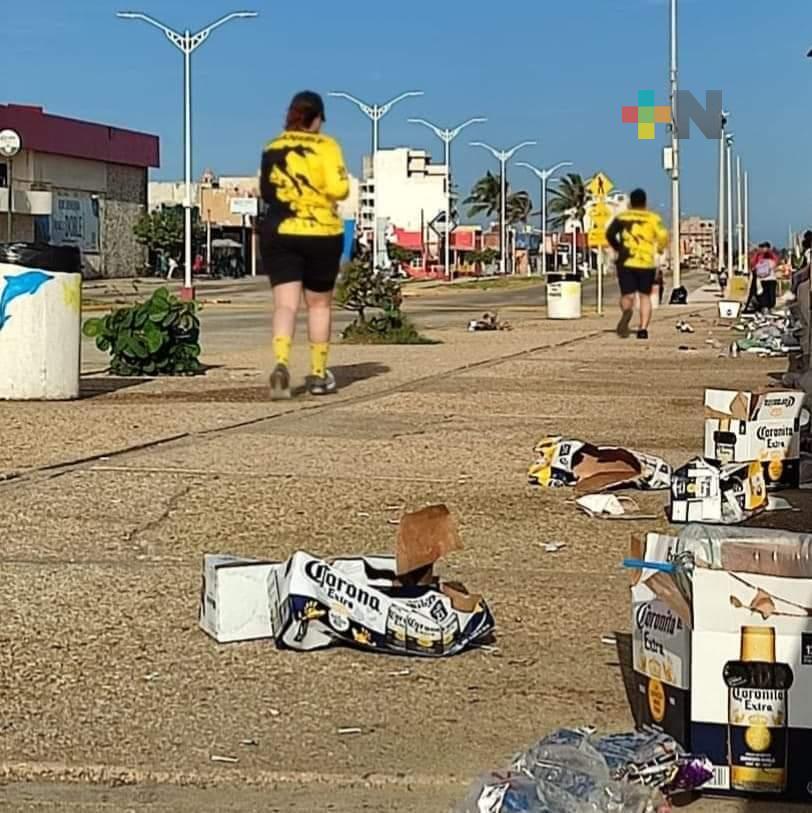 Una tonelada semanal de basura se recoge en malecón de Coatza; piden apoyo de ciudadanía