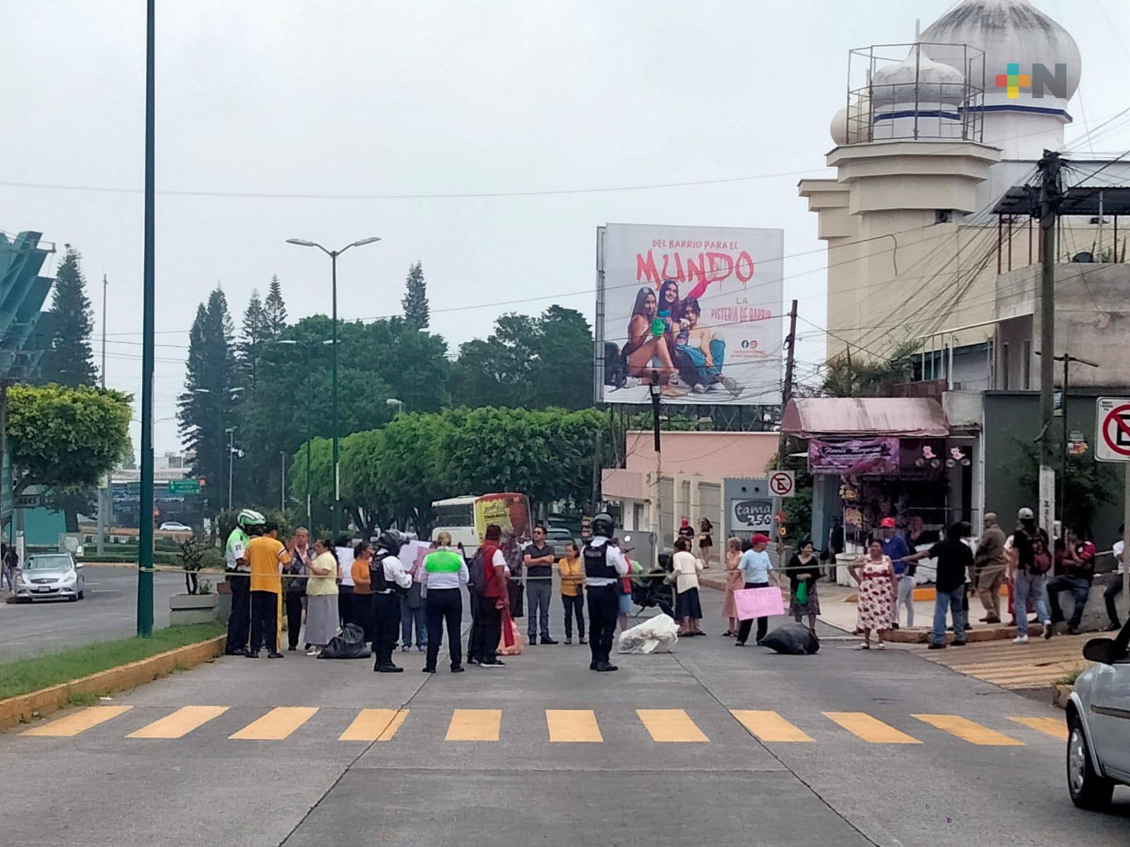 Bloquearon avenida 20 de noviembre en Xalapa, llevan 8 días sin agua