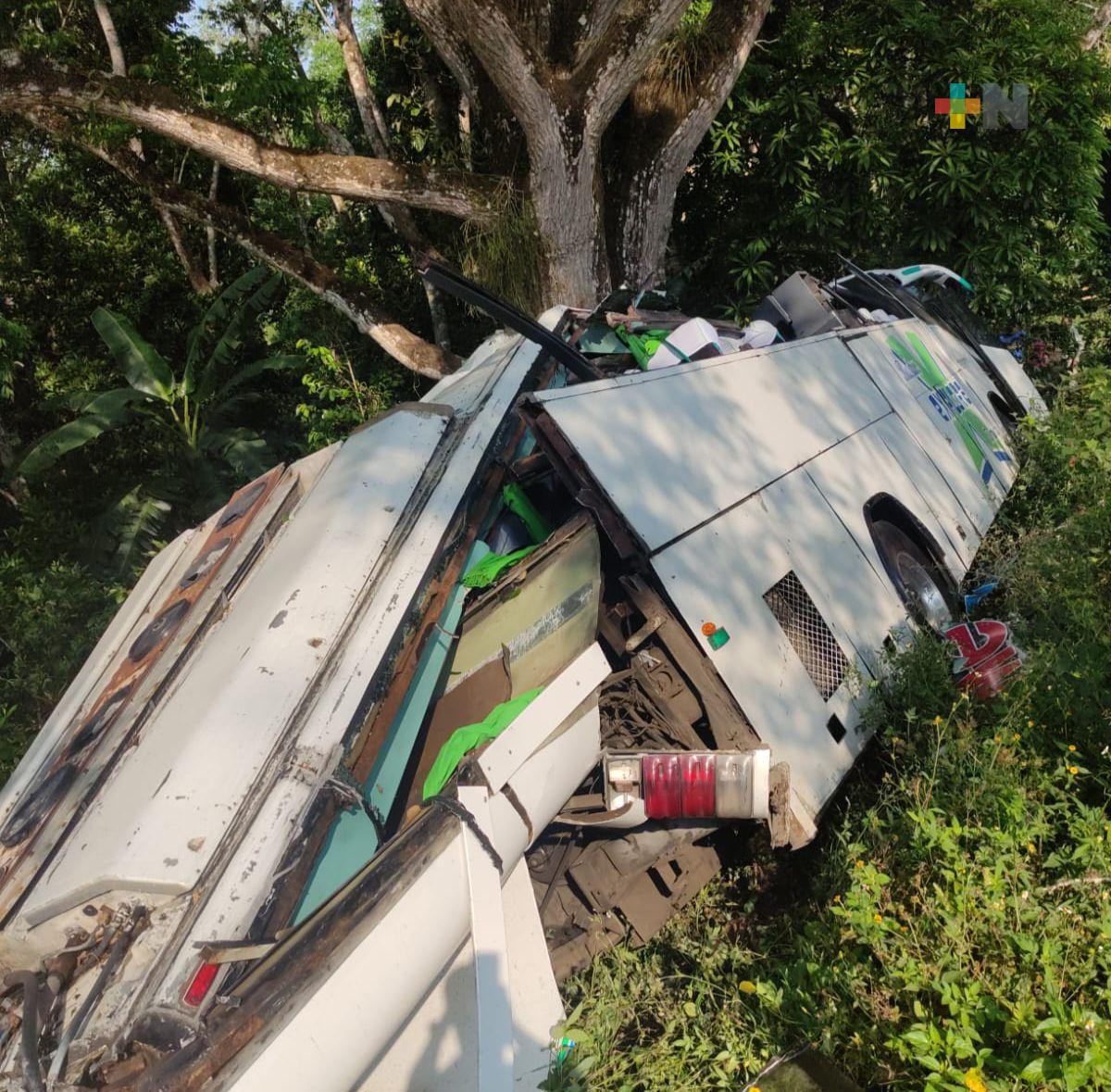 Se accidenta autobús en carretera Catemaco; 16 lesionados