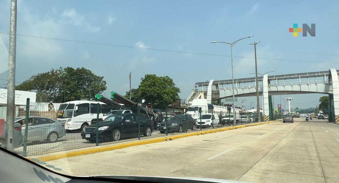 Caos vial por descompostura de tráilers en entrada a Coatza; ocurre frecuentemente
