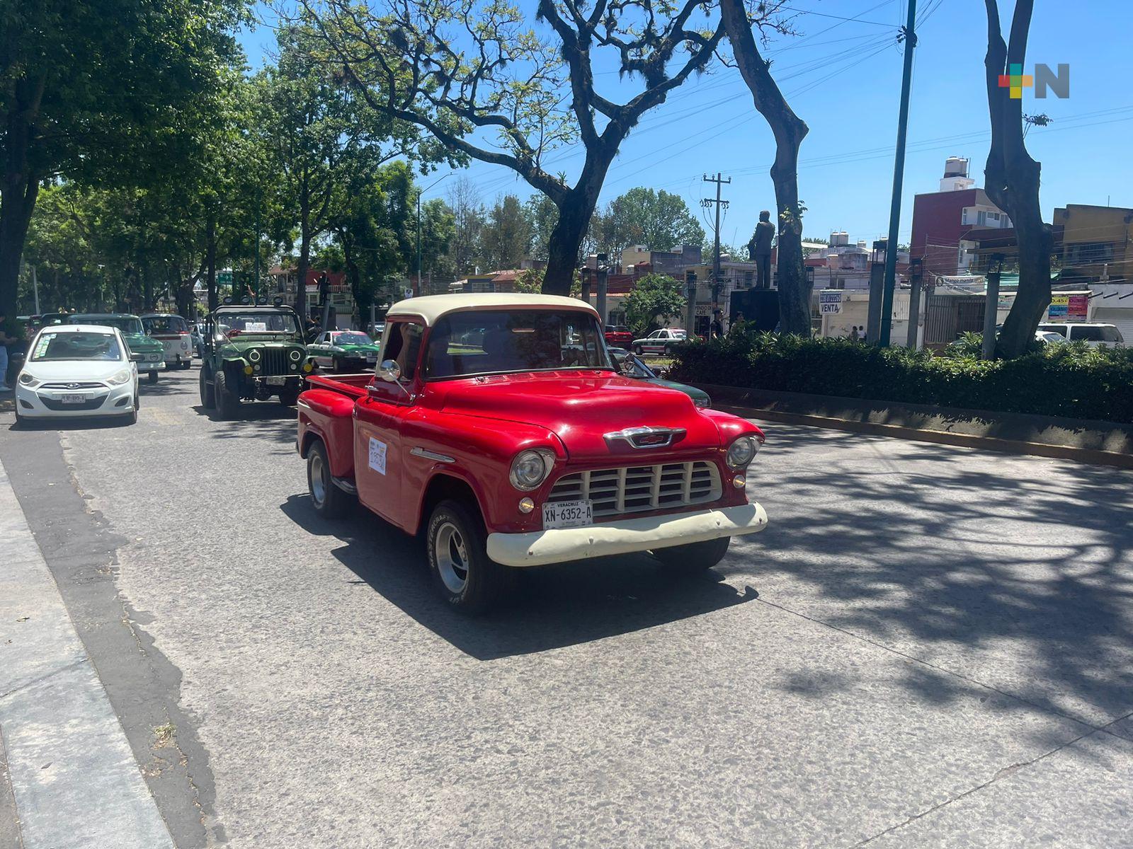 El Club del Automóvil Antiguo de Xalapa celebró el Día del Padre con desfile