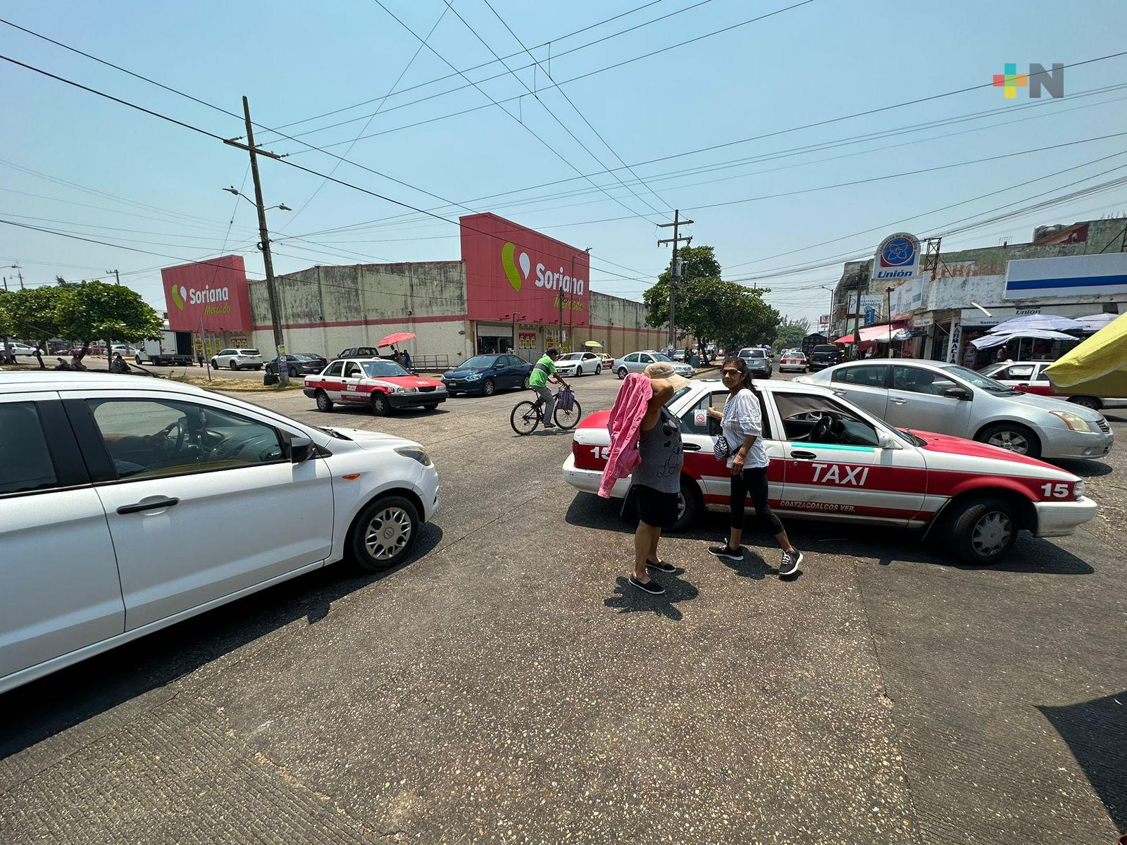 Cambian sentido de calle en Coatza para dar fluidez vehicular a zona comercial