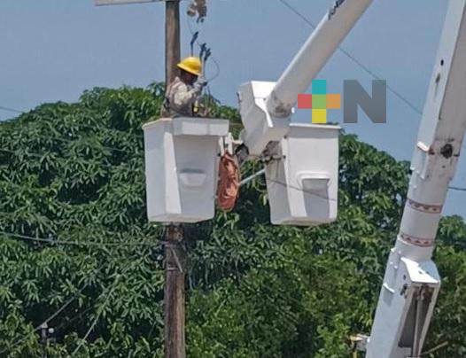 CFE cambia postes afectados en Huayacocotla
