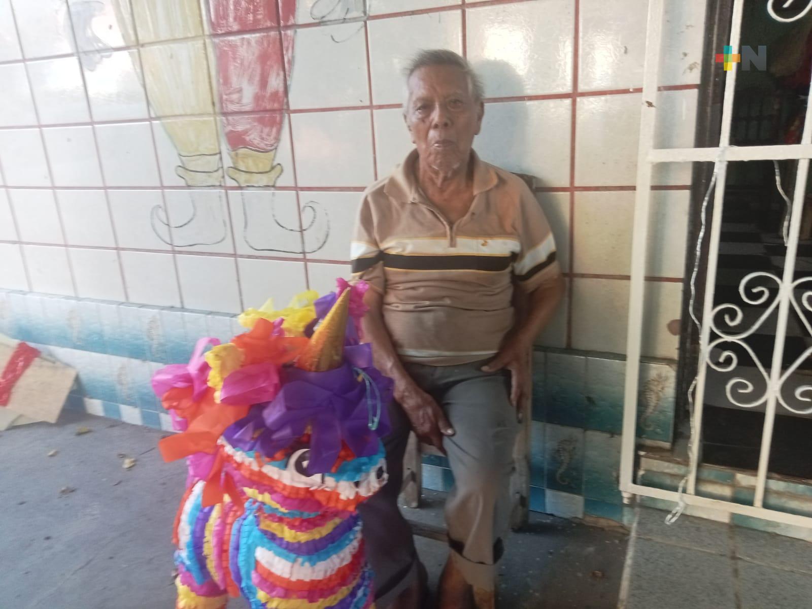 Don Lalo ha fabricado piñatas más de 60 años en Veracruz puerto