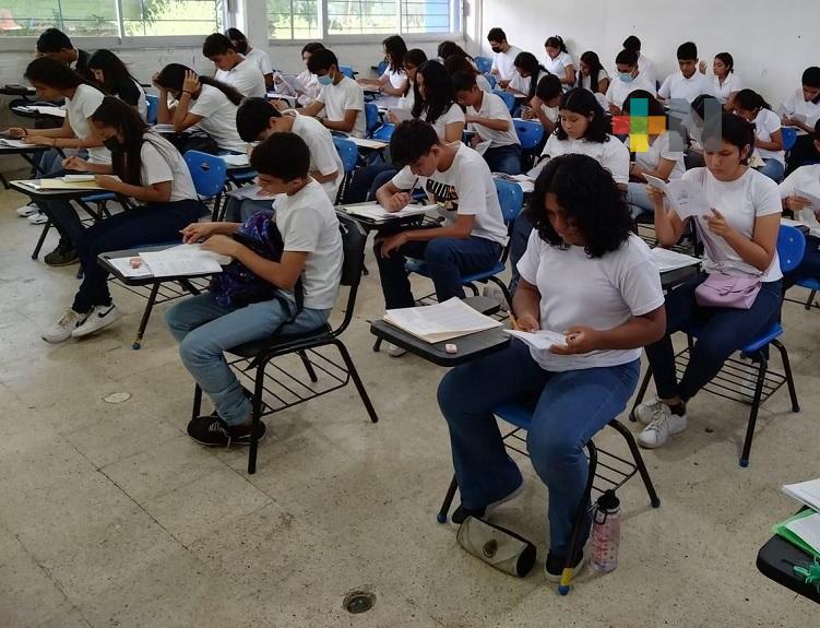 Estudiantes presentan examen de admisión para ingresar a CBTIS y CETIS de Coatza