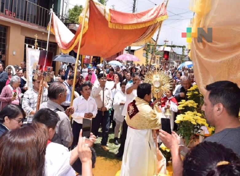 En Huayacocotla, feligresía católica conmemora Corpus Christi