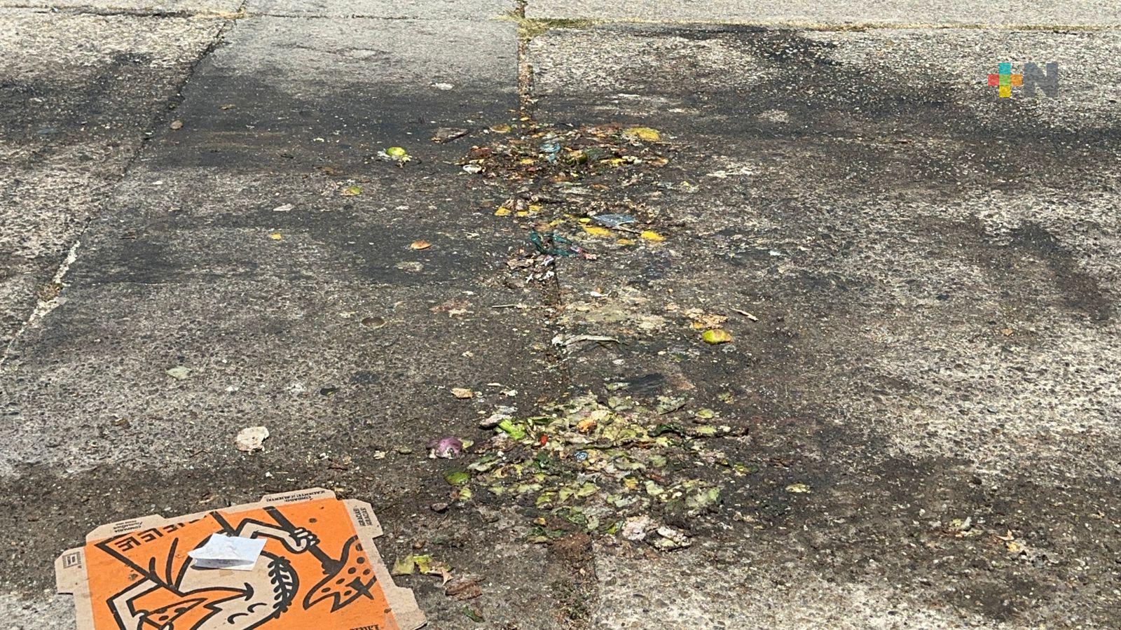 Líquido generado por desechos causa problemas a camiones de basura en Coatza