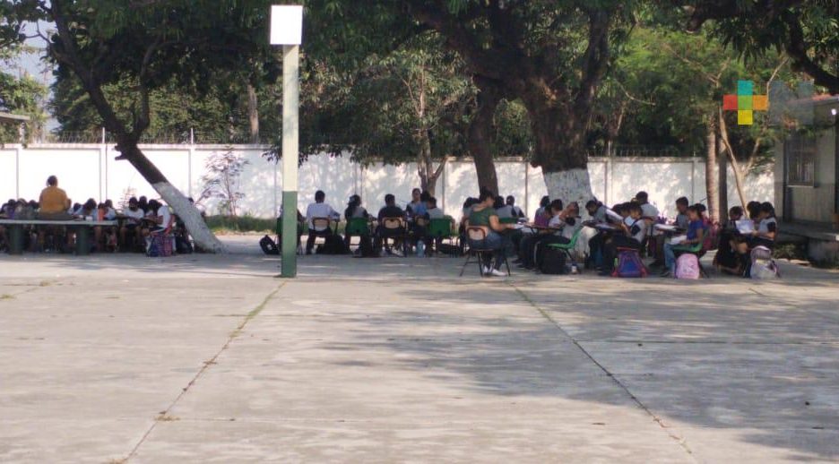 Estudiantes toman clases al aire libre por falta de luz y altas temperaturas