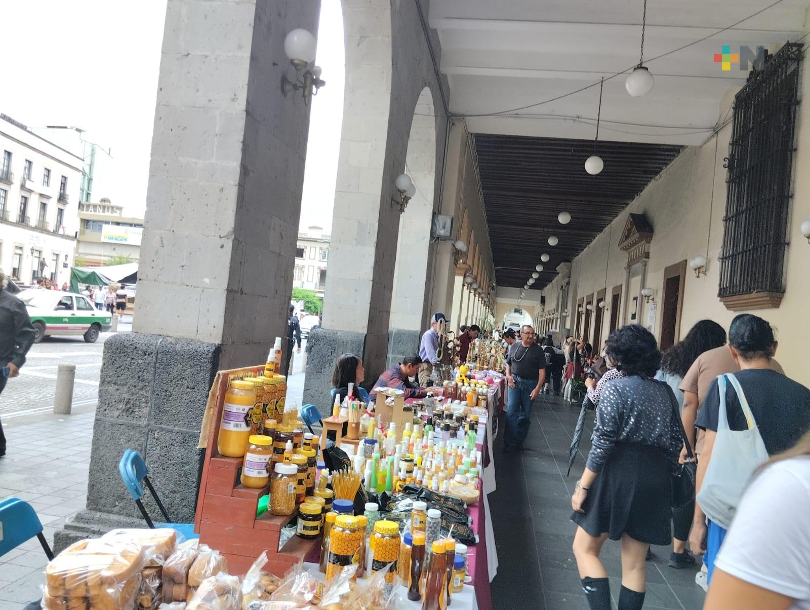 En Xalapa, artesanos ofrecen sus productos elaborados con café