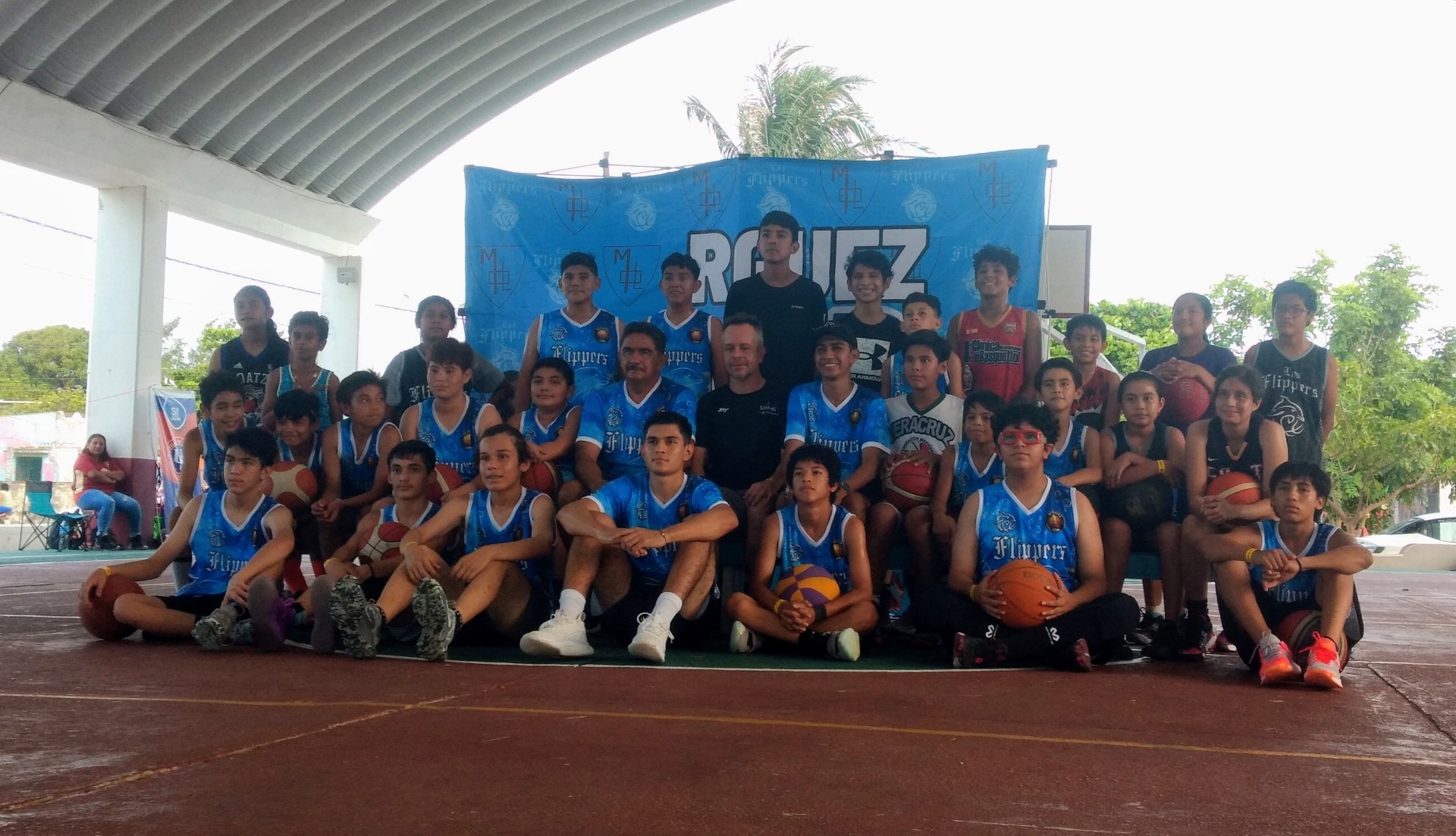 Entrenador español impartió clínica de basquetbol formativo