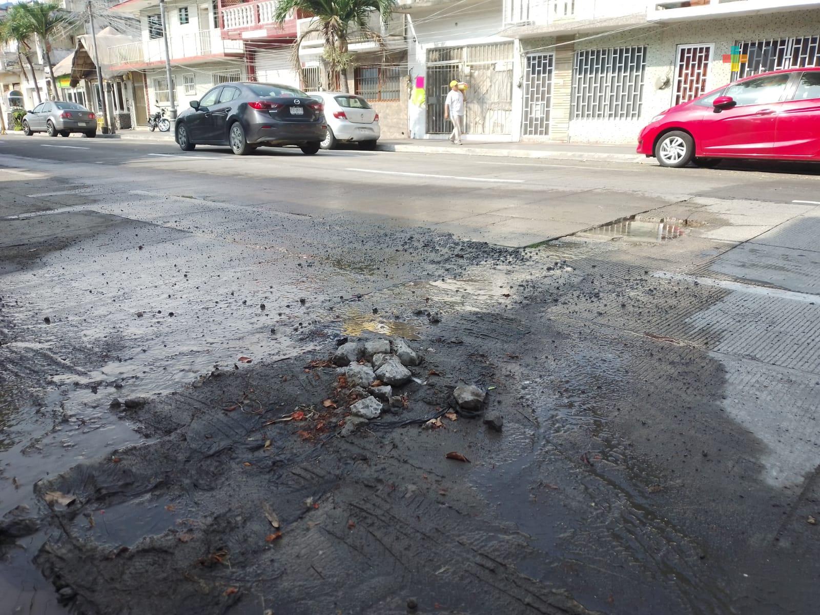 Queja de vecinos por fuga de agua y calle fracturada en Veracruz puerto