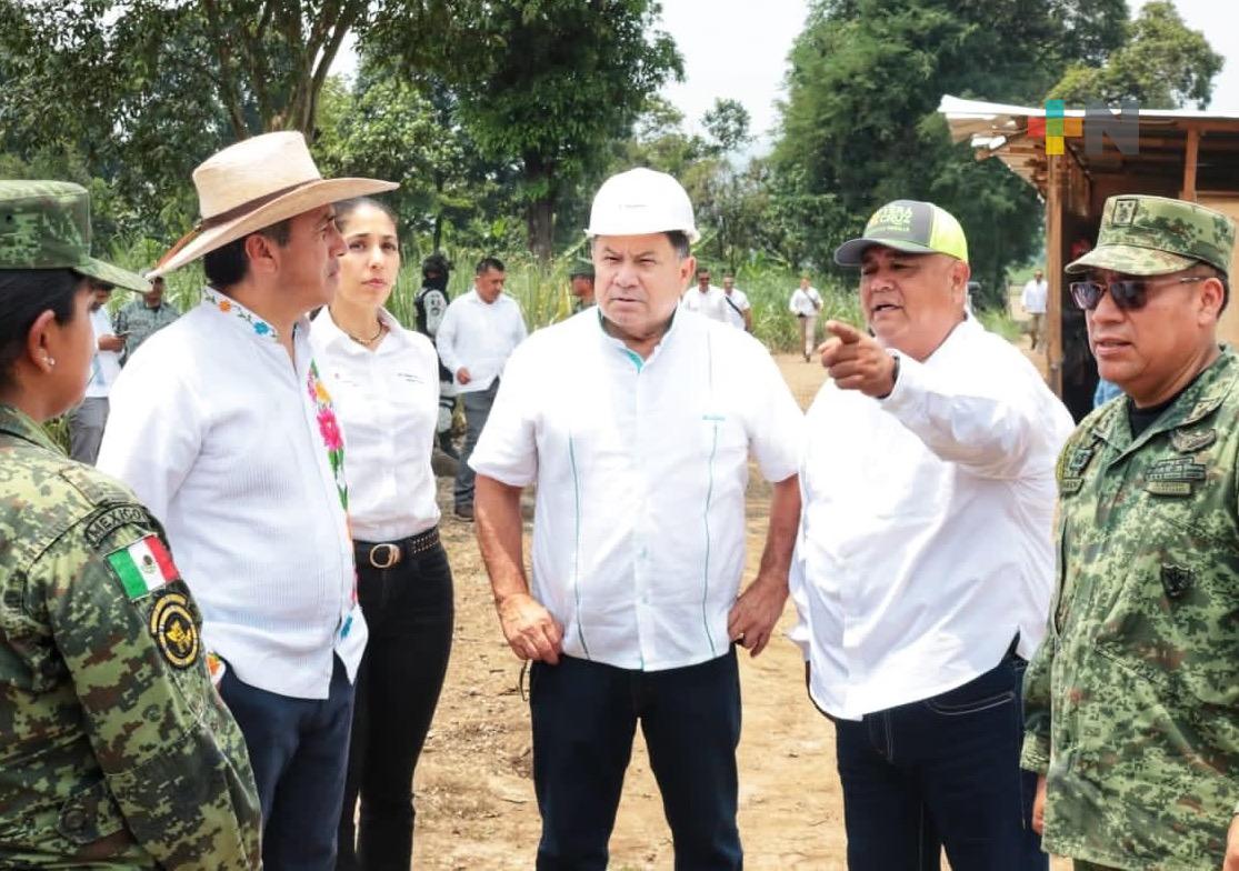 Cuitláhuac García y secretario de Gobierno, Eric Cisneros supervisan construcción de módulo de GN en Amatlán de los Reyes