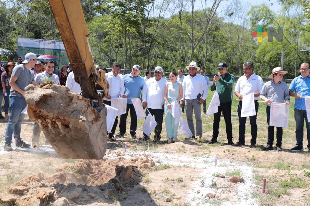 Eric Cisneros da banderazo en construcción de parque y recinto en honor a Voladores de Papantla en carretera Xalapa-Coatepec