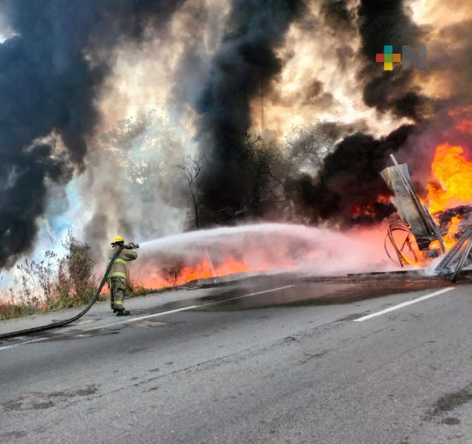 Se incendia tractocamión en carretera Nuevo Teapa-Cosoleacaque; muere un hombre