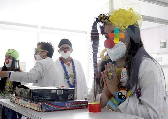 Voluntariado IMSS y Asociación Doctor Payaso unen esfuerzos y llevan sonrisas a niñas y niños hospitalizados