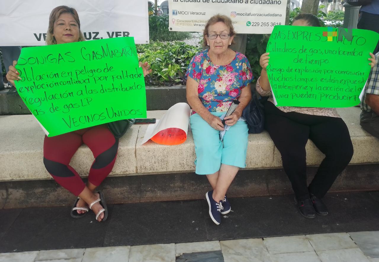 Manifestación de vecinos de Veracruz puerto por mal estado de tanques de gas