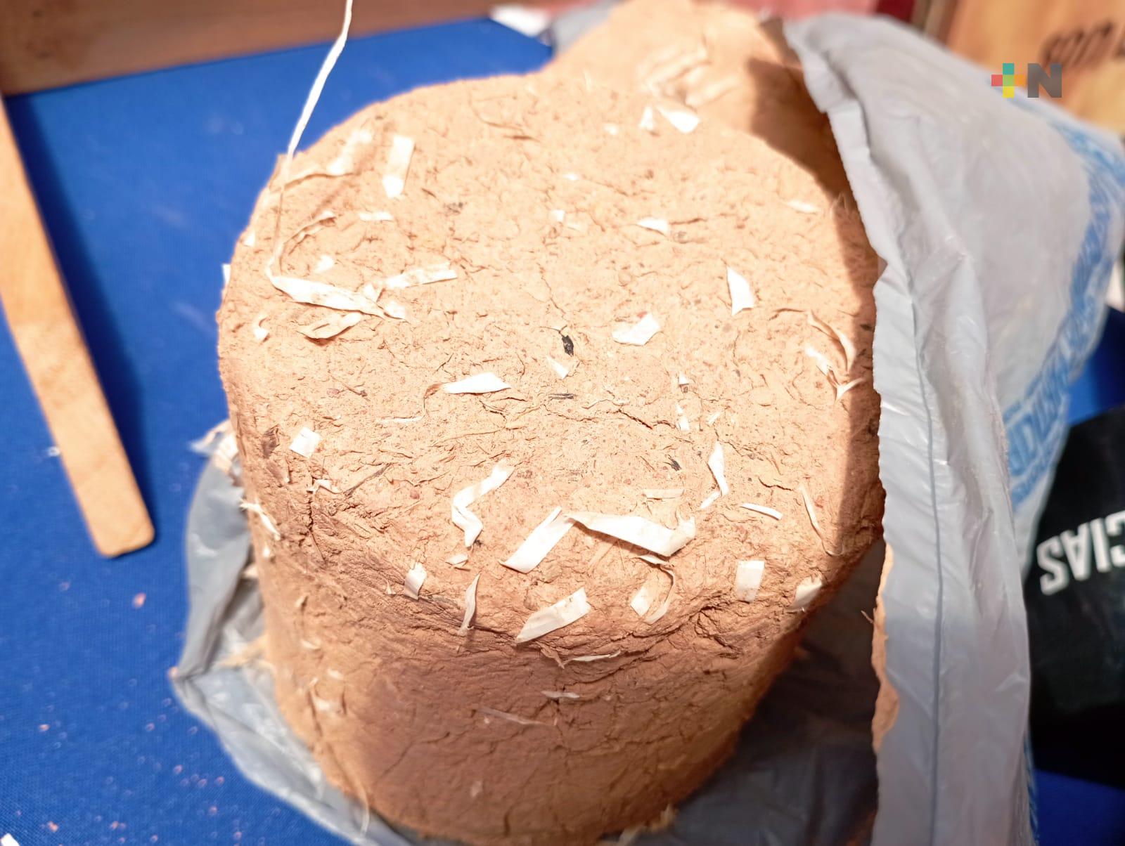 Estudiante de Coatza crea bloques térmicos para construcción