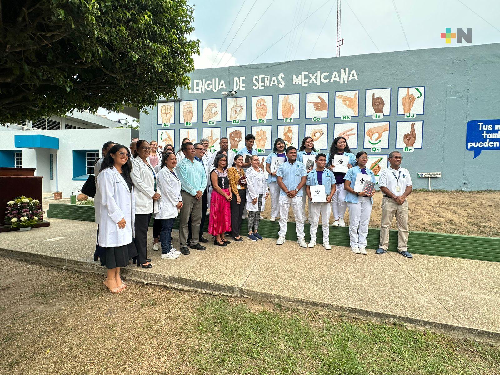 Estudiantes UV pintan mural de lenguaje de señas con enfoque inclusivo