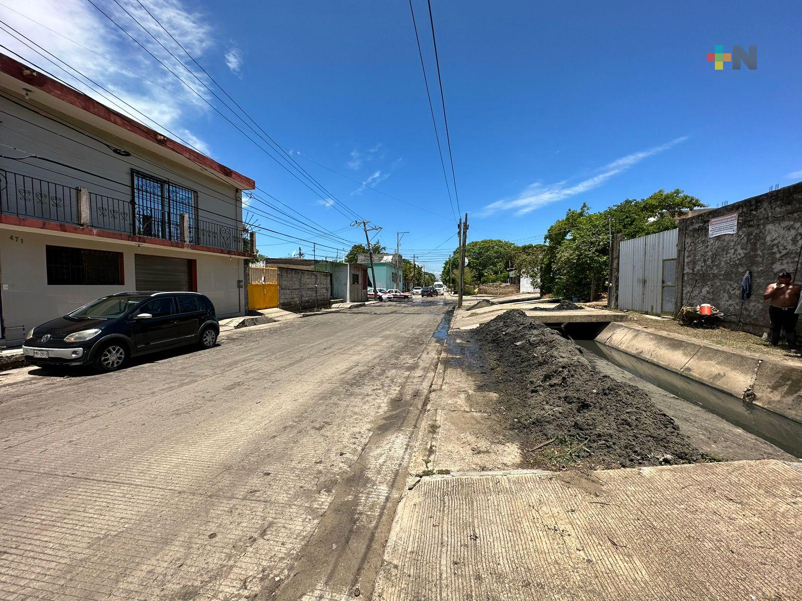 En Coatza abren calle cerrada más de un año por vecinos que exigen obra de drenaje