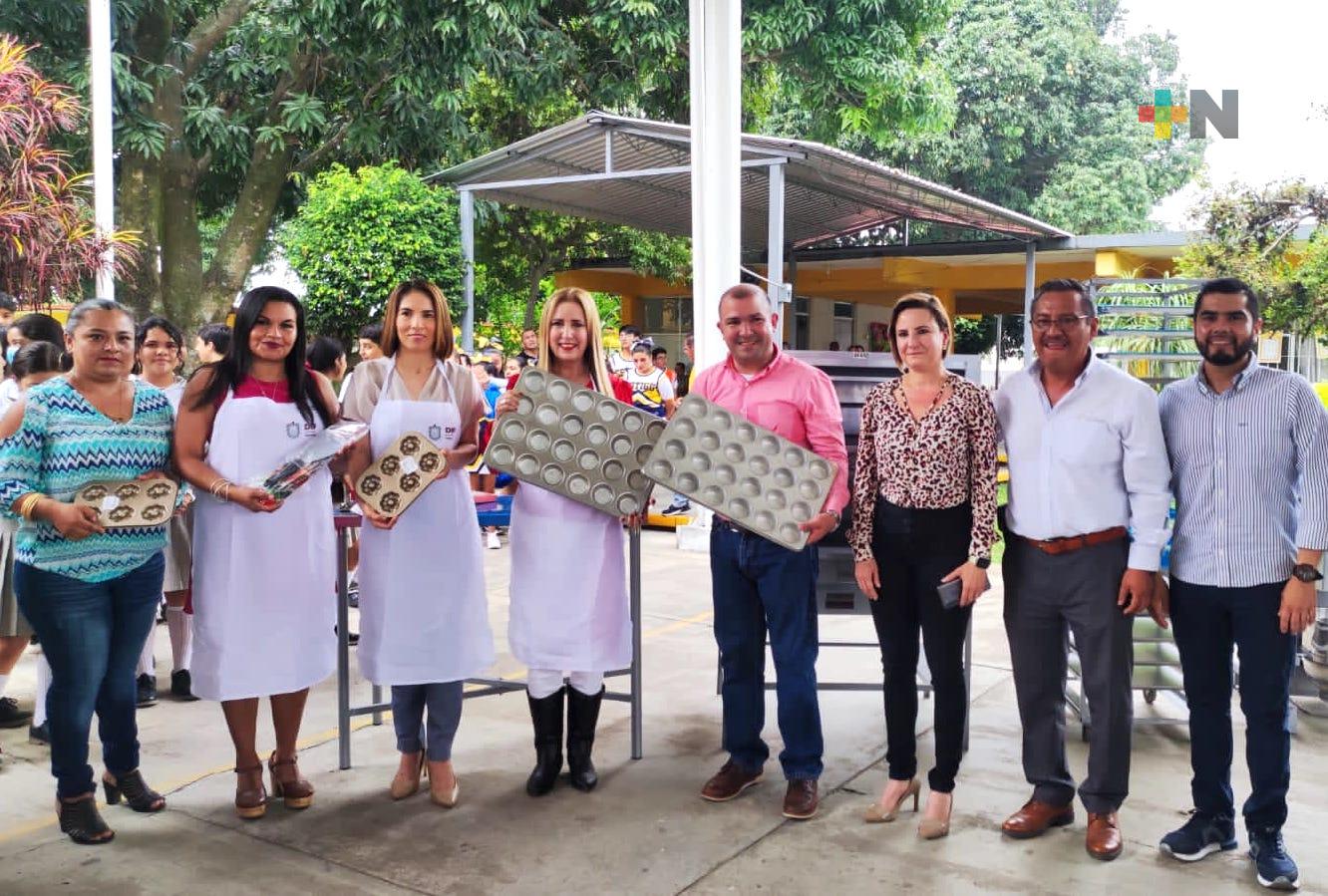 Entrega titular del DIF Estatal proyecto productivo en secundaria de Yanga