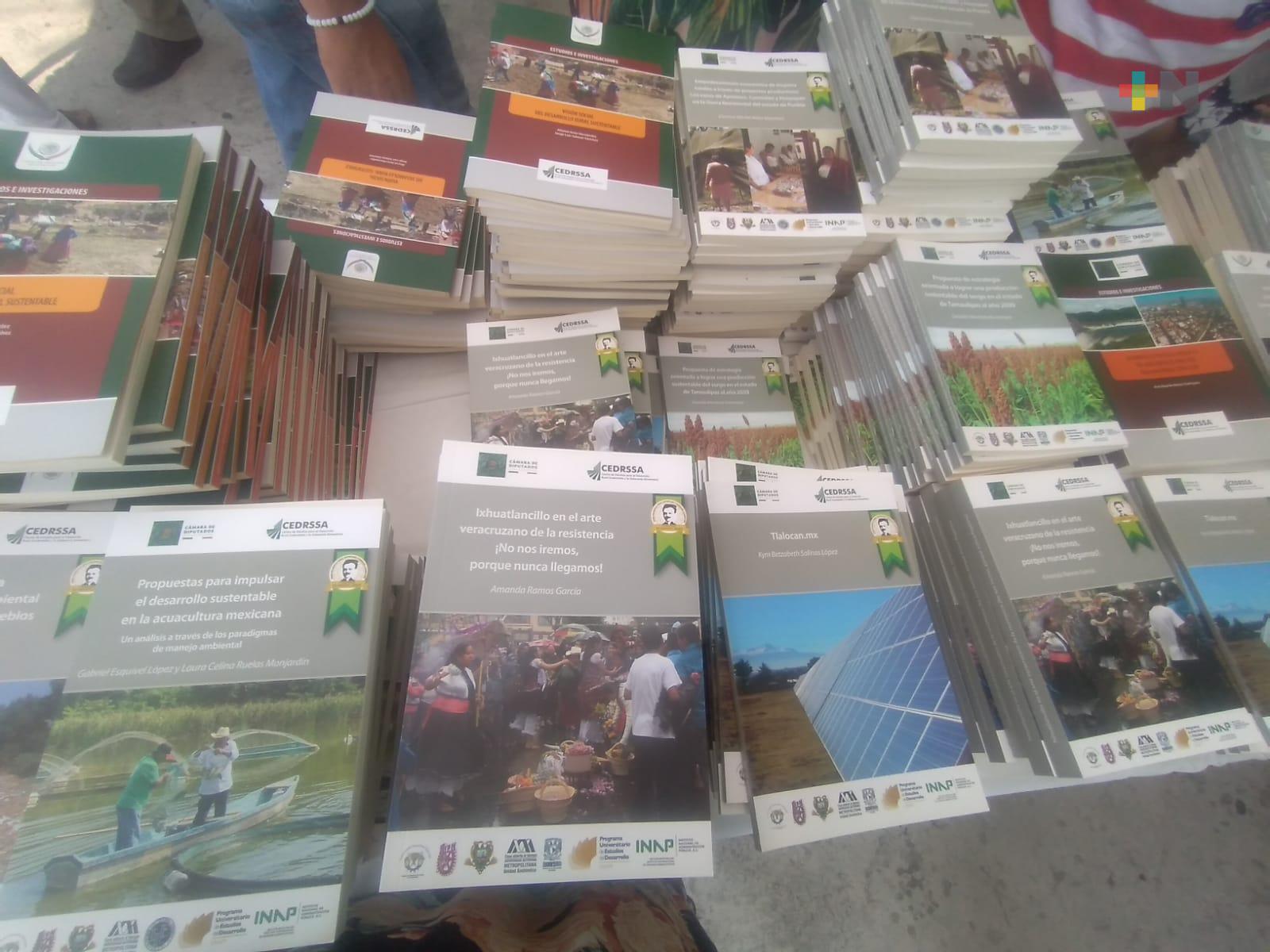 Entregan más de 300 ejemplares en la Feria «Regálate un libro»
