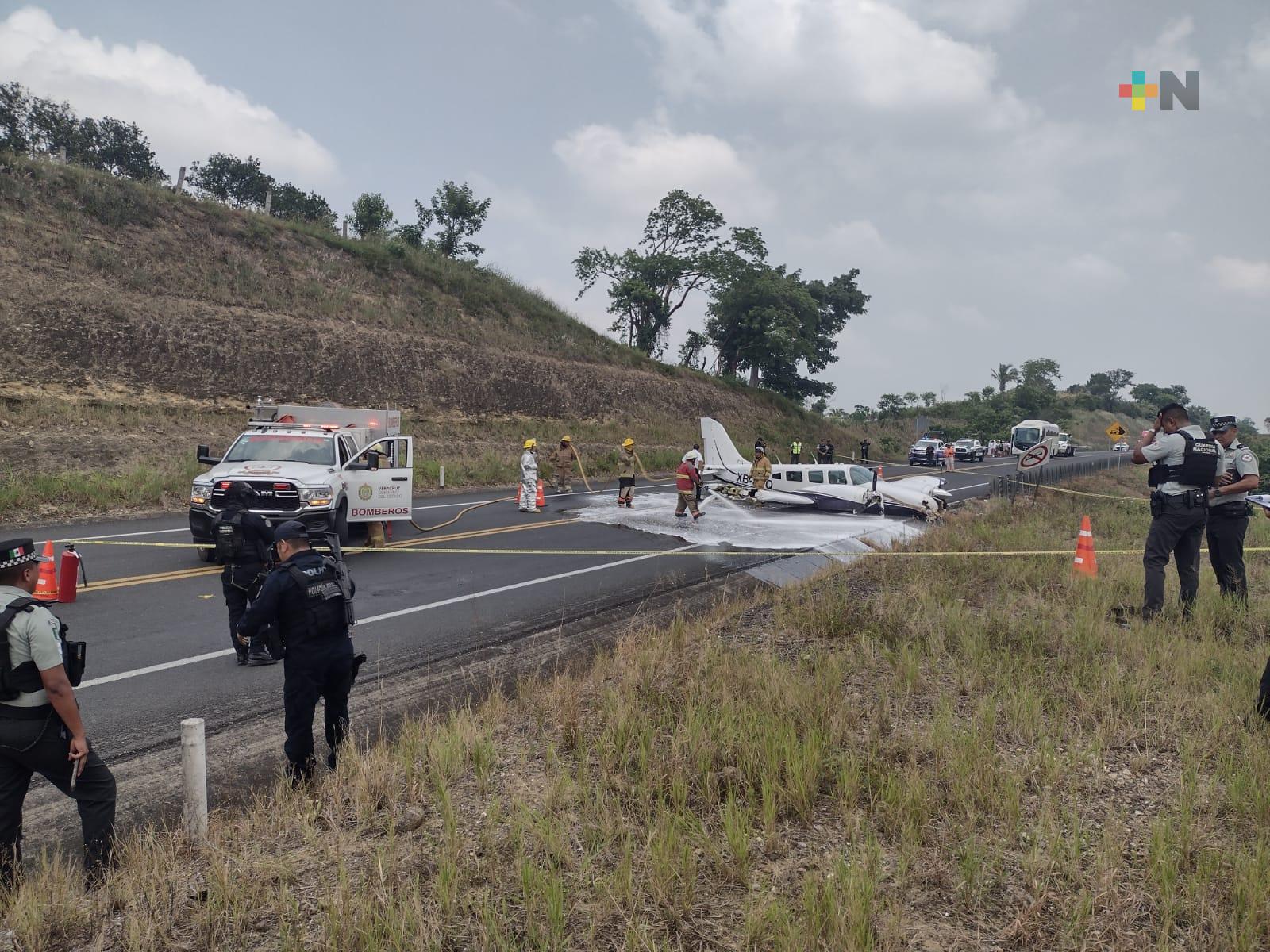 Avioneta aterriza de emergencia en autopista Tuxpan-Poza Rica, no hay lesionados