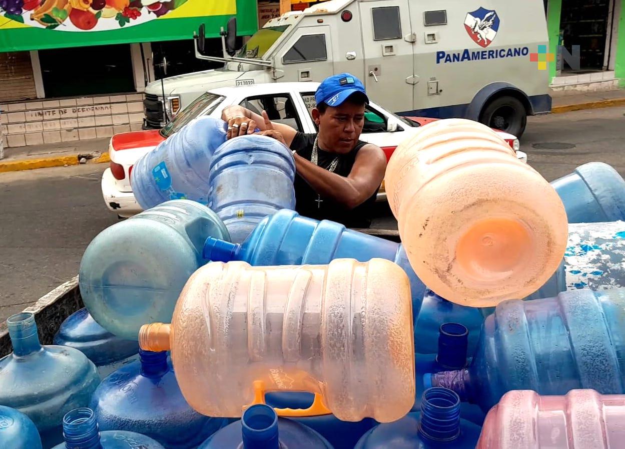 Incrementa demanda de garrafones de agua ante intenso calor en Agua Dulce
