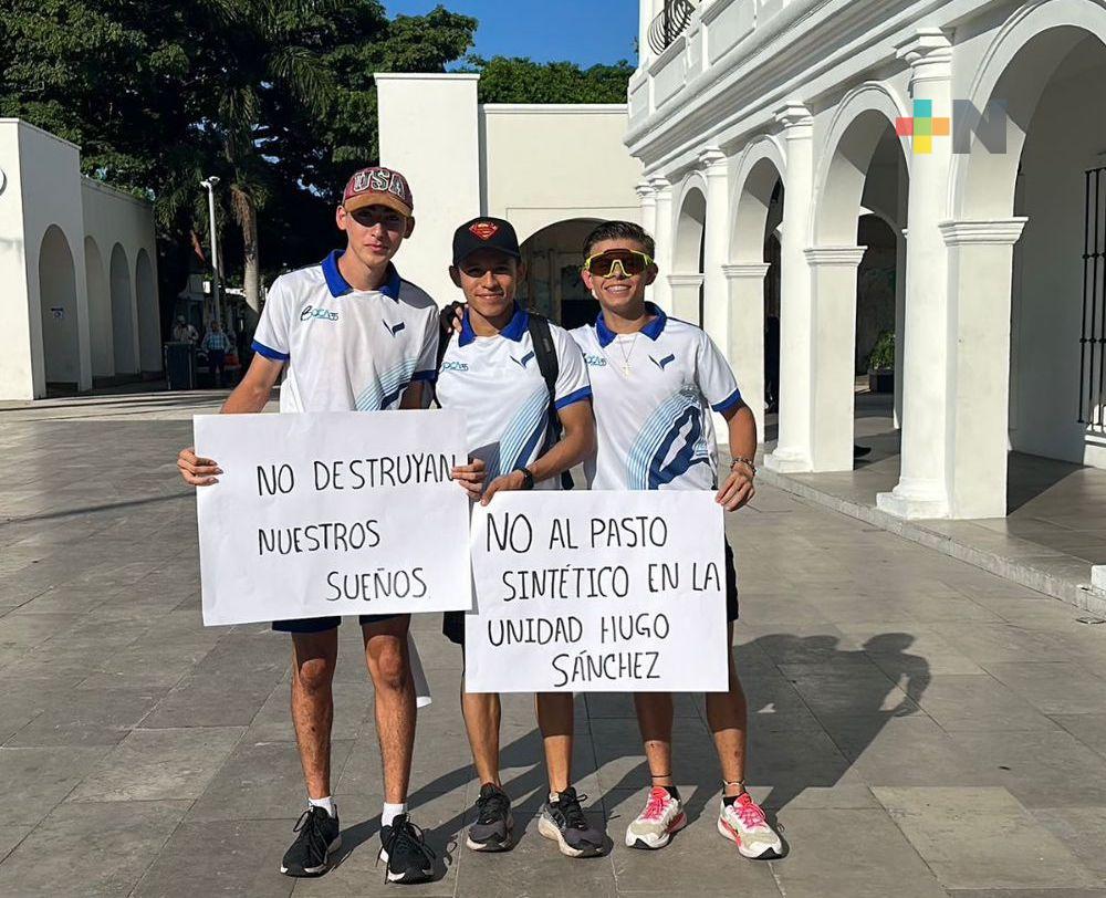 Atletas y entrenadores exigen a Boca del Río suspenda remodelación de la Unidad Hugo Sánchez