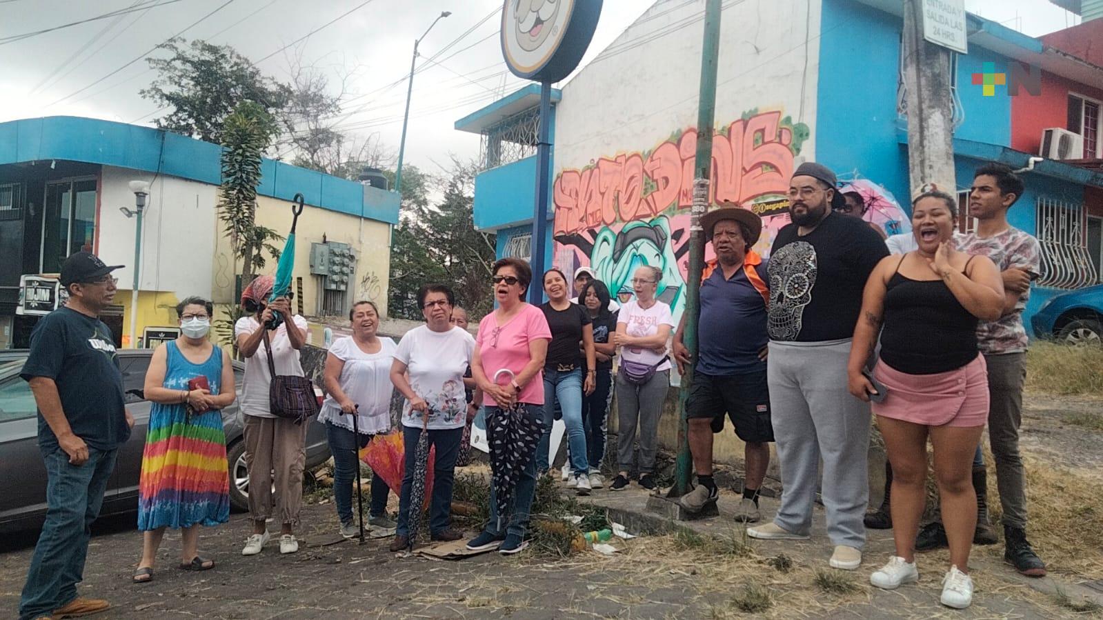 Por falta de agua, vecinos de Lomas Verdes bloquean avenida Arco Sur