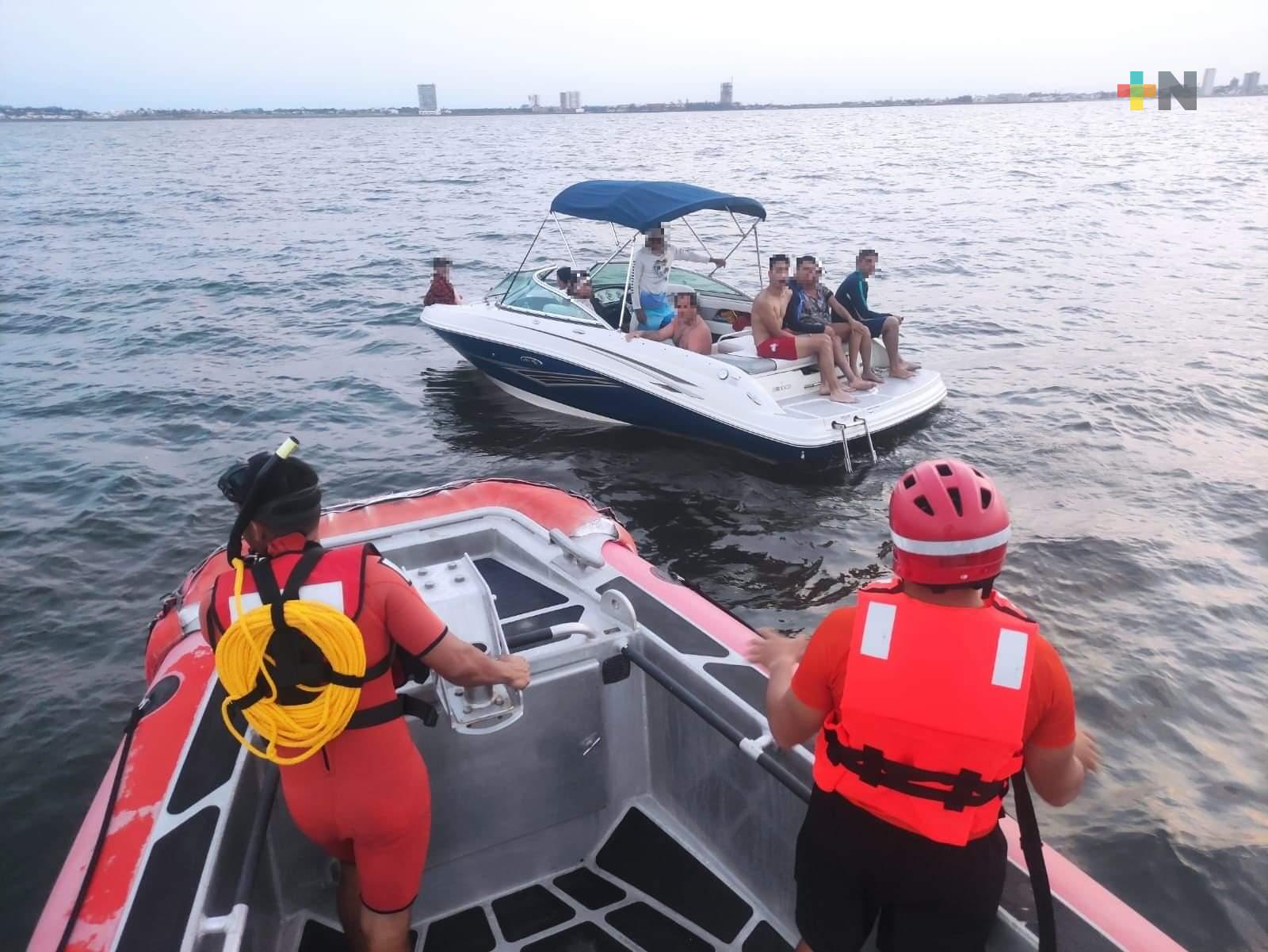 Marinos rescatan embarcación que quedó a la deriva con nueve personas en Veracruz