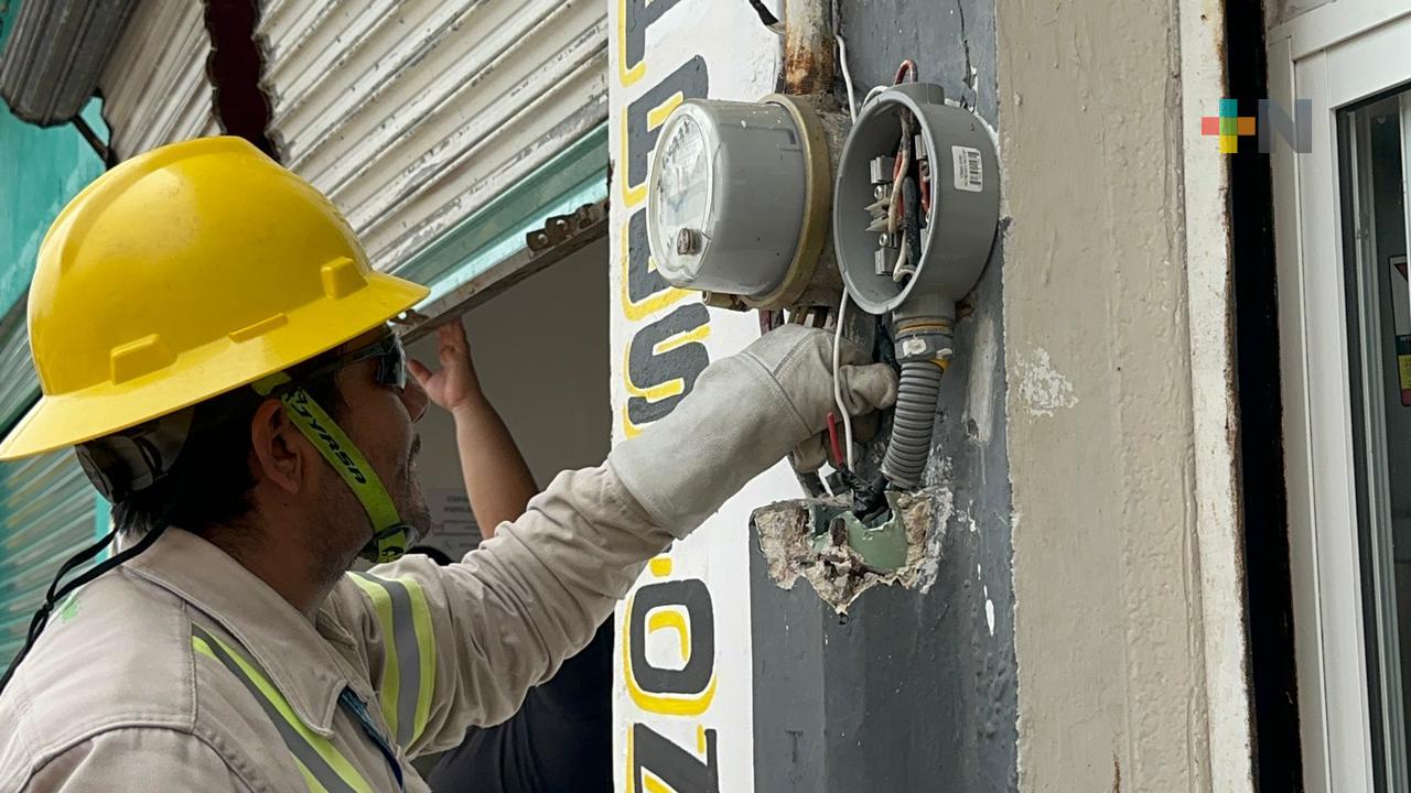 CFE Coatza revisa locales comerciales para detectar conexiones ilegales