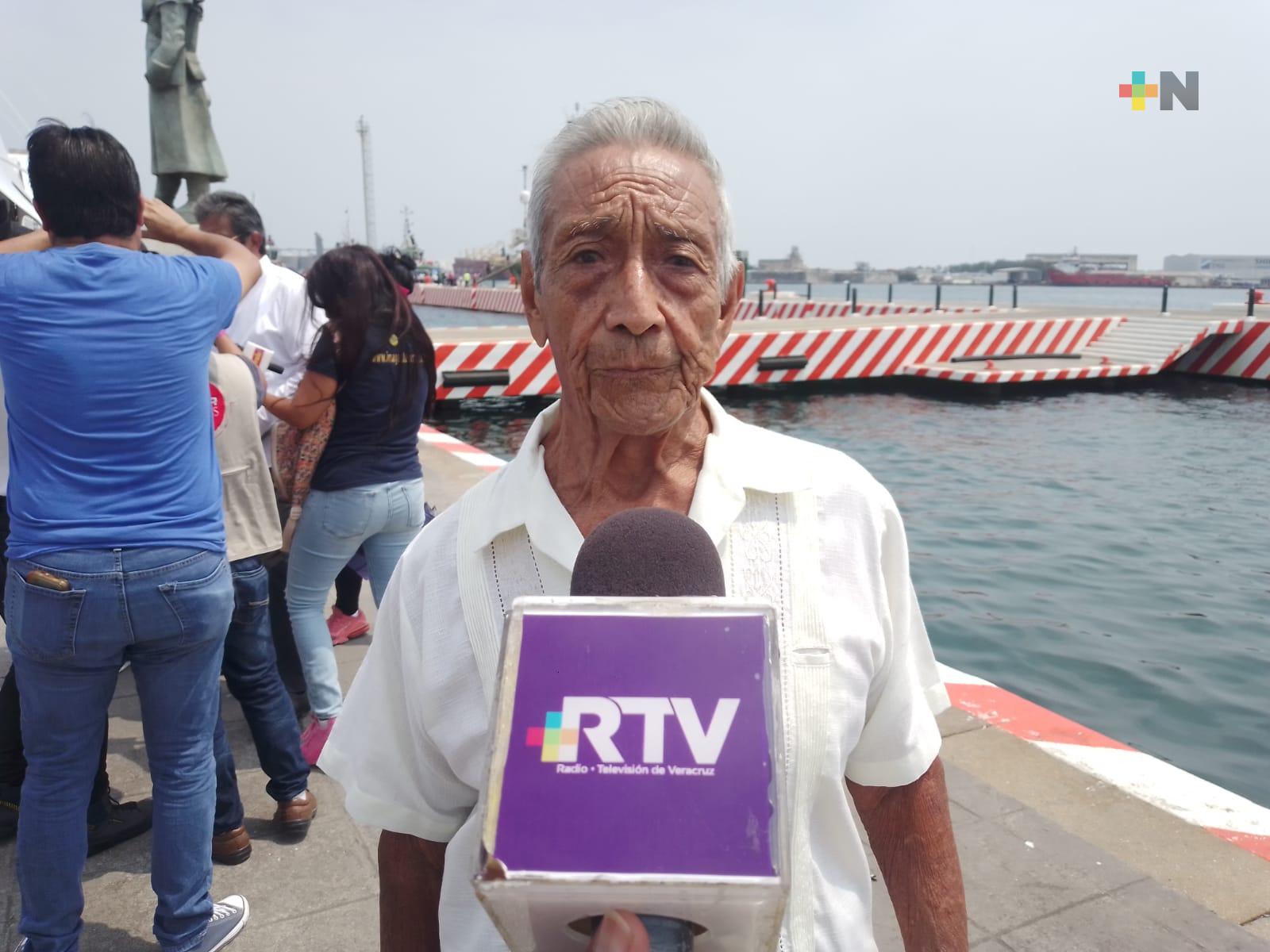 Gobernador entrega reconocimiento a pescador con 70 años de actividad