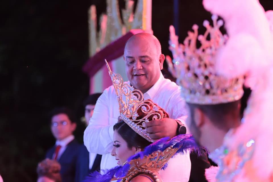 Secretario Eric Cisneros corona a reyes del carnaval de Tlacotalpan