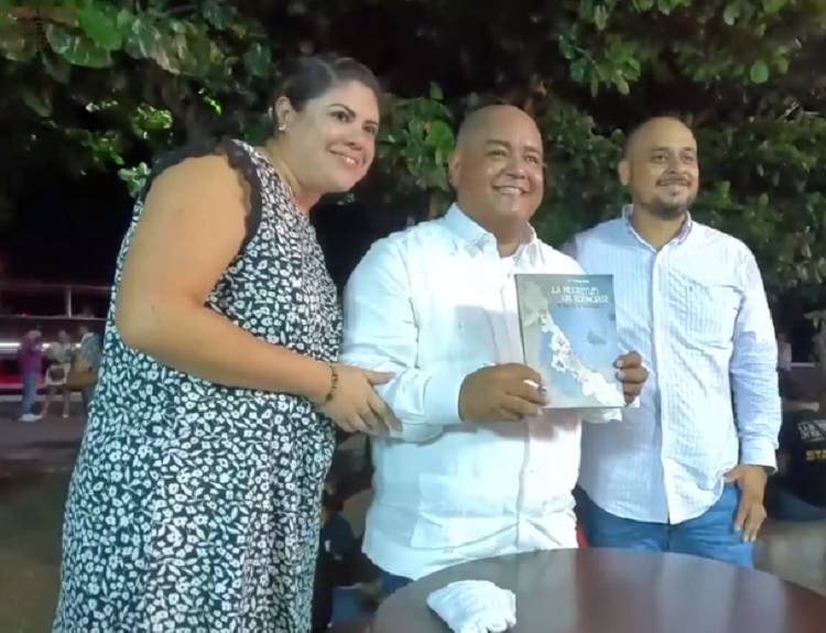 Secretario Eric Cisneros presenta su libro en Tlacotalpan