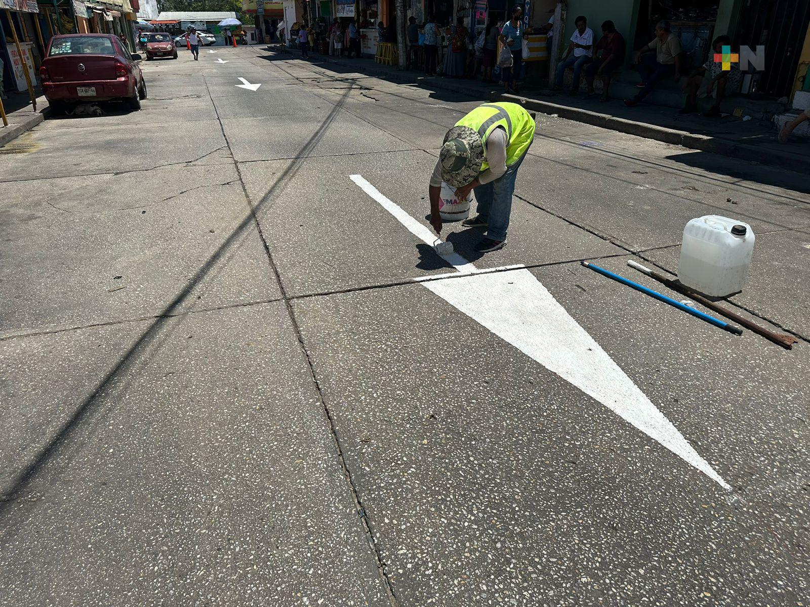 Atienden petición de vecinos en Coatza y cambian sentido de una calle