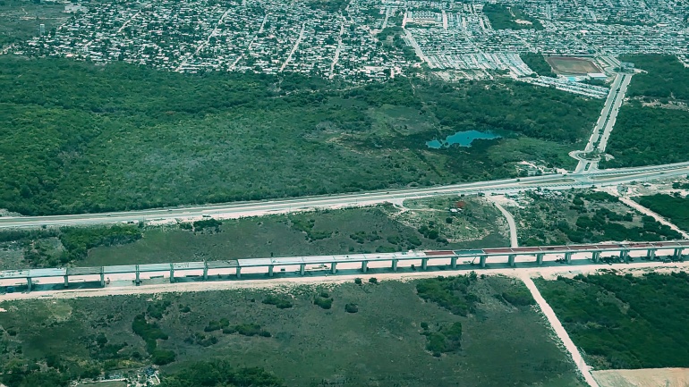 Presidente constata construcción de pasos de fauna y obras complementarias del Tren Maya