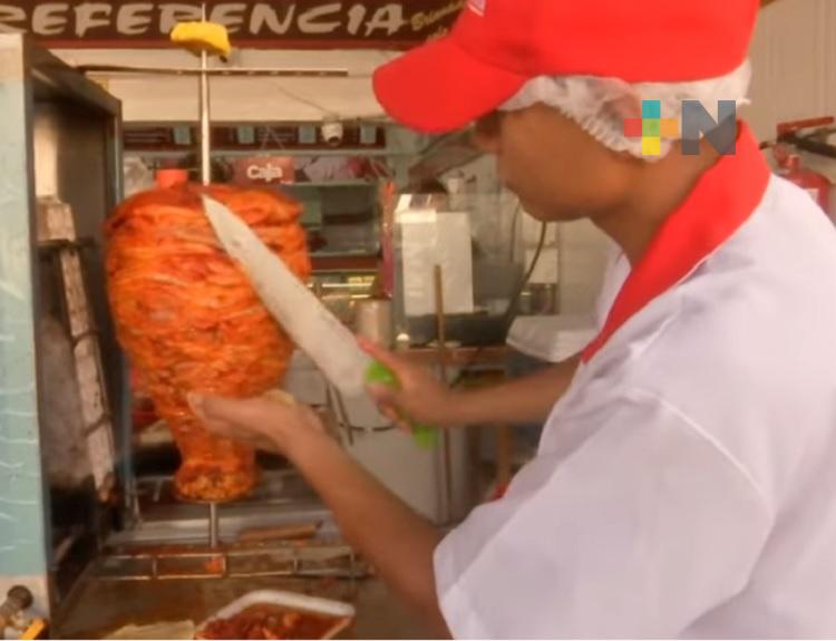 Población no deja de consumir alimentos calientes pese al calor