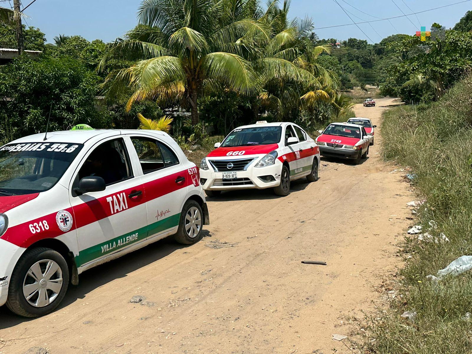 Por seguridad, taxistas piden a municipio de Coatza reparación y limpieza de calles