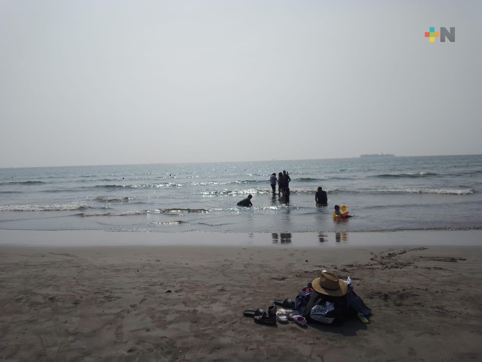 Ola de calor no impide llegada de turistas a playas de Veracruz