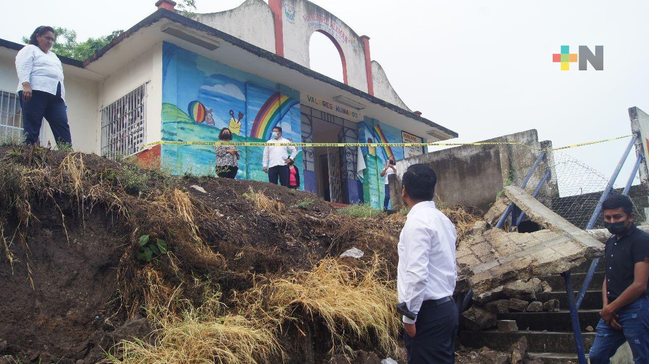 Regularizan en Atoyac predios de escuelas en comunidades