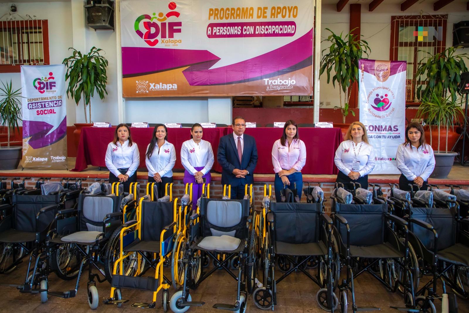Realizan DIF y Conmas entrega de apoyos funcionales a personas con discapacidad