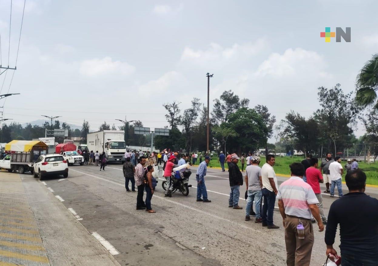 Artesanos y comerciantes bloquean la entrada a Orizaba