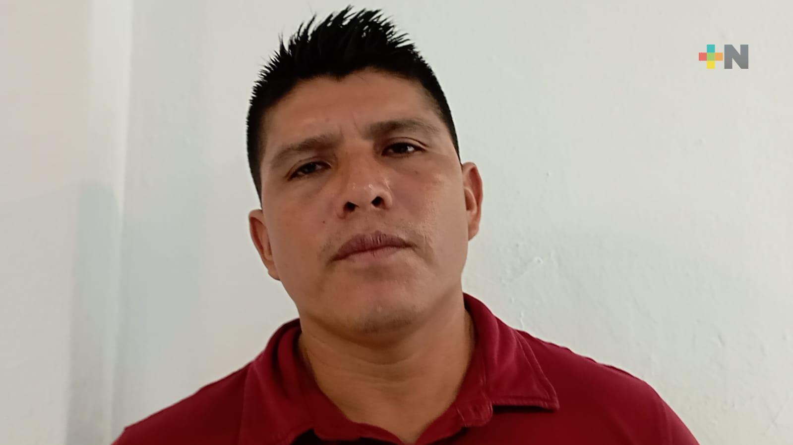 Padre de familia del plantel Benito Juárez de Coatza pide reinstalación de trabajadores de apoyo
