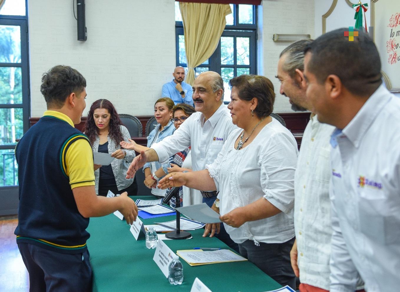 Reconoce Ayuntamiento a alumnos destacados en concurso de Física