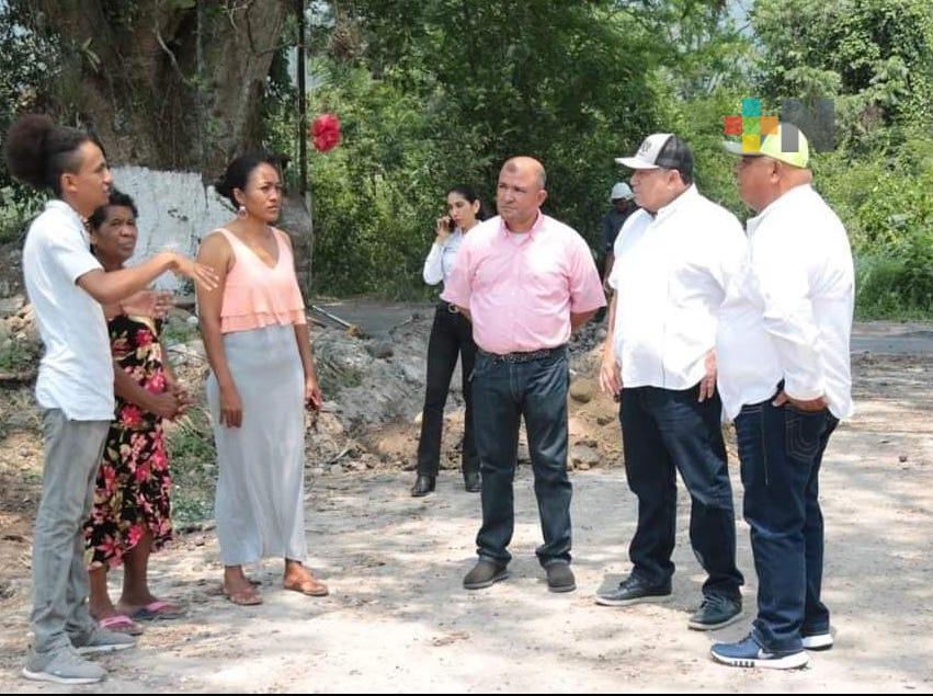 Eric Cisneros recorre avance en pavimentación en comunidad El Mirador