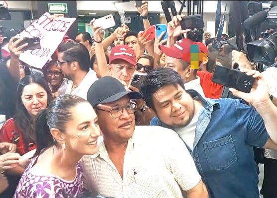 Reciben simpatizantes a Claudia Sheinbaum en aeropuerto Heriberto Jara