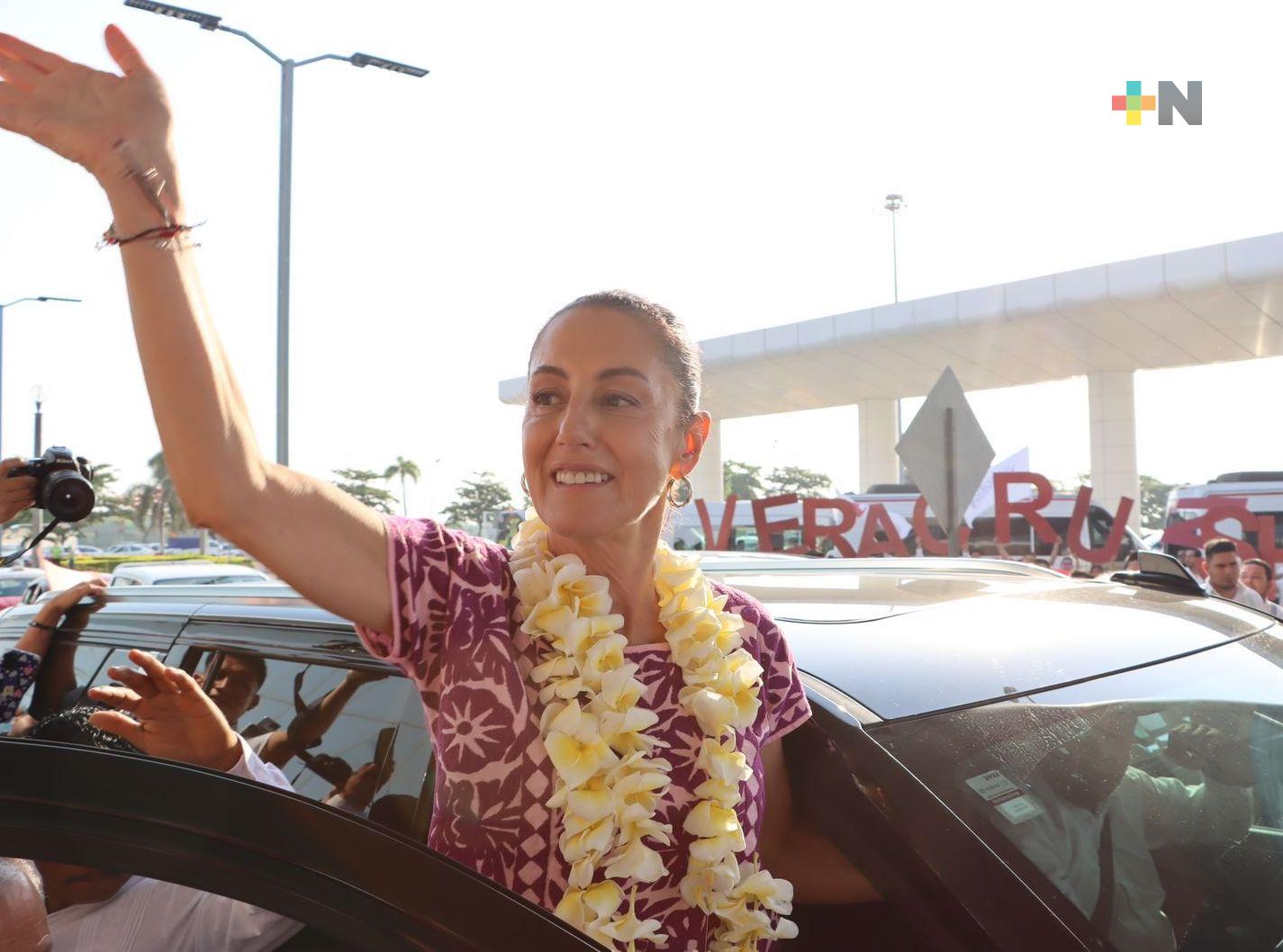 Claudia Sheinbaum saluda a veracruzanos