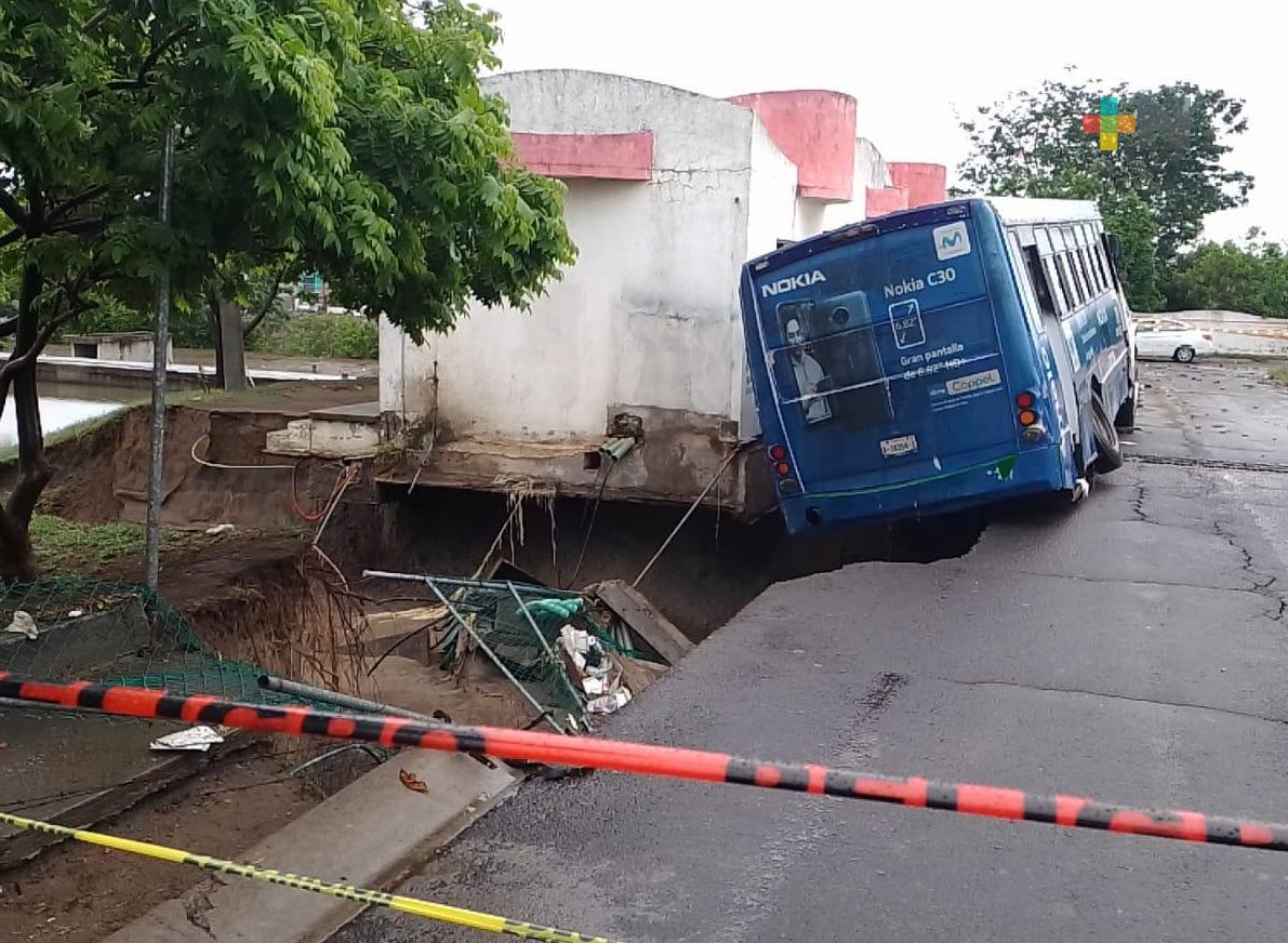 Se hunde el puerto de Veracruz, calles en Lomas IV y Torrentes se desploman