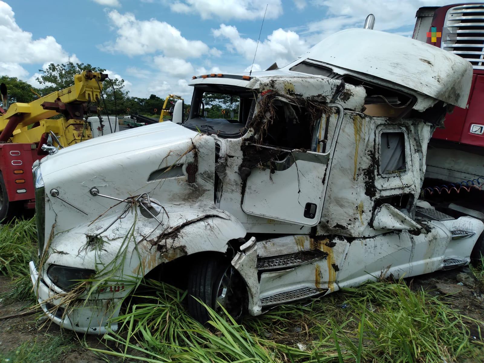 Tráiler volcó en la «Curva del Diablo»; trasportaba semillas y legumbres