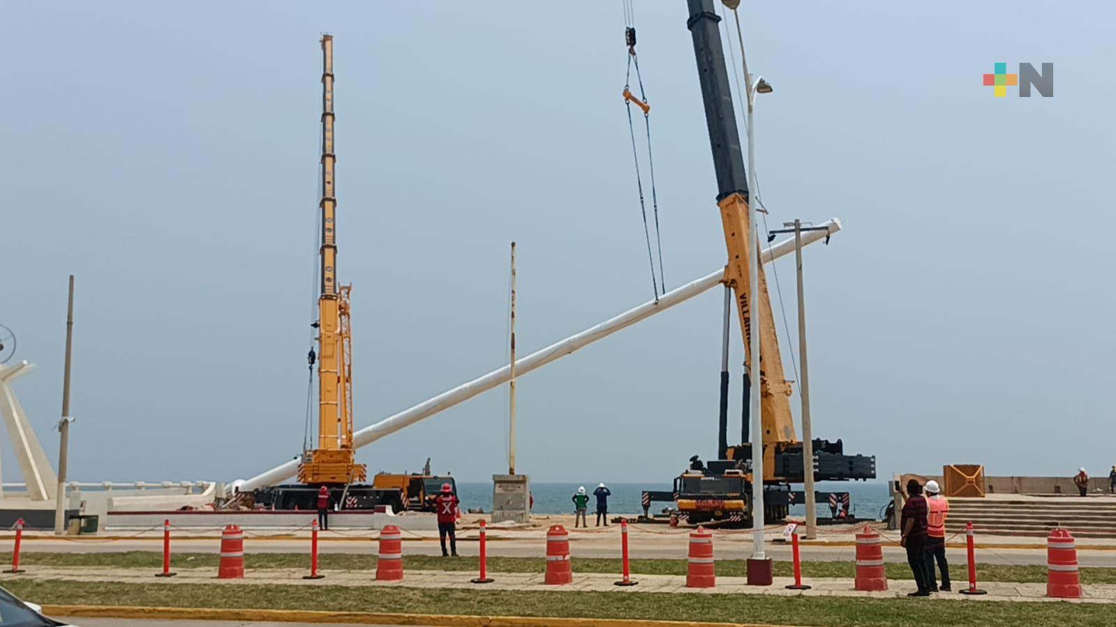 Colocan nuevamente el asta bandera en el malecón costero de Coatzacoalcos
